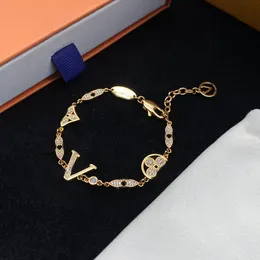 Lyxarmband designer för kvinnliga kedja armband elegant guld och silver armband mode kvinnors brev hänge klöver bröllop specialdesign smycken y23080