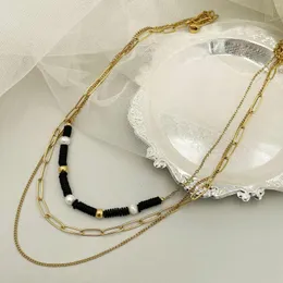 Ketten 18 Karat vergoldeter Edelstahl, kleine Perle, weiche Keramikperlen, dreilagige Halskette im Bohème-Stil