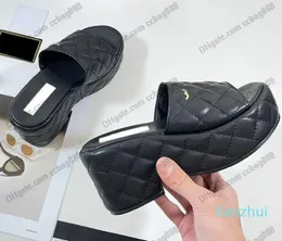 2023 Pantofole Sandali firmati Texture trapuntata Scivolo in metallo color oro 100% pelle Ladie Summer Beach Shoe Luxurys Classic Mule Flip 01