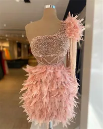 2023 Lussuosi abiti da cocktail in piume arabe Blush Pink Crystal Beading Short Mini One Shoulder Guaina da sera Prom Party Dress Abiti da ritorno a casa Spacchi laterali
