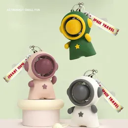 الوافدين الجدد المحمولة Cute Fan Keychain 2023 New Mini Asthershers Small Fan Handheld USB شحن مفاتيح مفاتيح سطح المكتب الطالب