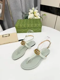 Luxur Designer Flat Heel Sandals Fashion Metal Buckle Women's White Sandals Sandaler Sandaler Sandaler med icke-glidgummisulor i sommaren stor storlek Flip-Flops 35-43