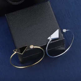 pulseira de pulseira de prata dourada para feminino triângulo P Horseshoe manguito fino pulseira de aço inoxidável de aço jóias de ajuste original 2 cores