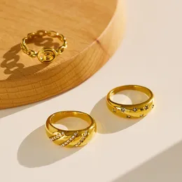 Estilo frio anel de aço inoxidável feminino design feminino arco micro incrustado de três fileiras anel de broca moda