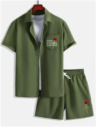 Herren-Sommeroutfit mit Rosen- und Buchstabendruck, Hemd mit Knöpfen und Shorts mit Kordelzug an der Taille