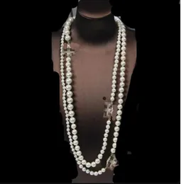 2023 Sidande halsband lyxiga smycken Pearl Letter Lång tröja kedja Commemorative Halsband Fashion Temperament OL grossistmode