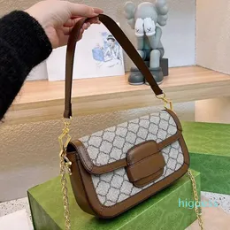 2023 Heta designer väskor lyxiga handväskor crossbody plånböcker för kvinnor sadlar väska lyxkedja axel hand väskor bokstäver läder flip messenger väska damer plånböcker