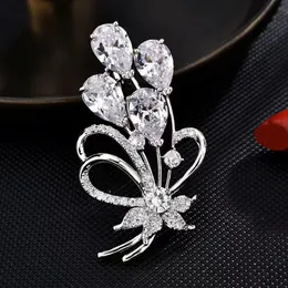 Broche de temperamento de última geração de flores de cristal para mulheres com alto valor de beleza, acessórios de terno, design de nicho, pinos versáteis