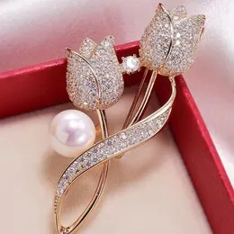 Broche de tulipa de diamante completo de imitação de luxo leve para mulheres em 2023, corpora de roupa fixa de roupas de ponta de alta tendência
