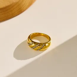 Wysokiej jakości zimny styl stalowy pierścionek ze stali nierdzewnej Projekt osobowości Kobiet Mikro inkrutający trzy rzędowy wiertarka moda