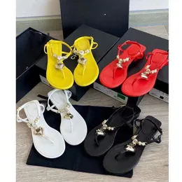 Berömda designer Sandaler Kvinnor Flat Slides Crystal Buckle Calf Leather Casual Shoes Pearl Love Decoration Lambskin Metal Strass Summer Beach Outdoor Sandal With Box