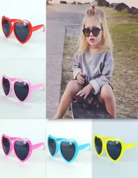 Nette reizende Kindersonnenbrille-Liebes-Herz-Form-Art- und Weisesonnenbrille UV400 6 Farben-Brillen Whole9644074