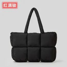 2023 neue weiche Daunenhandtasche Damen-Baumwollmanteltasche gefüllt mit Baumwoll-Einkaufstasche Platz Baumwolltasche Mode eine Schulterwärme 230527