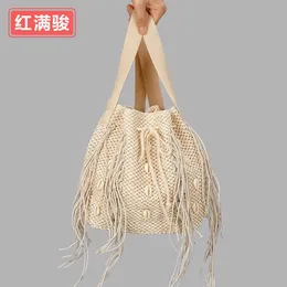 Summer Handwoven Shell Tassel Grass Woven Bag Women's Vine Woven Beach Handväska stor kapacitet One Shoulder Oblique Straddle Bag 230527