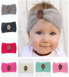 Nya babyflickor Fashion Wool virkning pannband stickat hårband med knappdekor Vinter nyfödd spädbarn öron varmare huvudhuvud med headwrap2282224