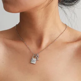 Hänge halsband enkla vintage strassfjäril nyckellås halsband kvinnor kreativa geometriska kedjor hängsmycken Kolye