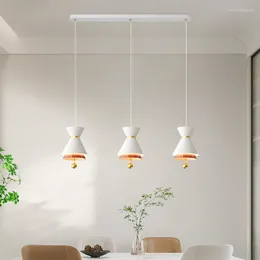 Lampy wiszące proste żyrandole LED na kuchnię jadalnia sypialnia żelaza aluminiowe lampki ścienne nowoczesne łóżko Długie dekoracje domu