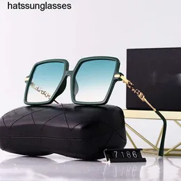 2022 Nya stora ram solglasögon Fashion Street Fotografi solglasögon personlighet ihålig ut spegelben glasögon två för en