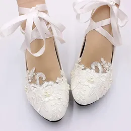 White Mary Jane Lace Pearls Wedding Shoes For Brides With Ribbon Strappy Bridal Shoes Low Heel Handmade Appliqued Chic Ladies Perf156a