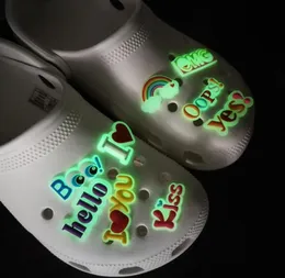 100 Uds. De accesorios luminosos de pvc suave personalizados, colgantes para zapatos brillantes jibitz para zuecos que brillan up9826289
