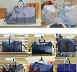 Klassisk mode duffel väskor män kvinnliga resespåsar stora kapacitetshållar bagage handväska crossbody designer tote väska