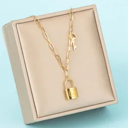 Anhänger Halsketten Klassische V-Buchstabe Key Lock Anhänger für Frauen 18 Karat vergoldeter Edelstahl Schmuck Kragen Z154