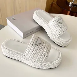 Designer de ouro na fivela escorregadia preta marrom piscina casual sandálias femininas 2023 Novo Prad Triangle Stravo Teave Slipper Sandal Platform