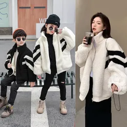 Jackor förälder-barn vinterkläder flickor kappa kvinnlig baby college vind ull tröja mamma och dotter lamm topp