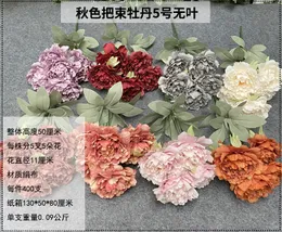 꽃다발 모란 웨딩 홀 아치형 게이트는 소품, 인공 꽃 장식 및 시뮬레이션 모란 꽃 머리를 촬영하는 데 사용되었습니다.