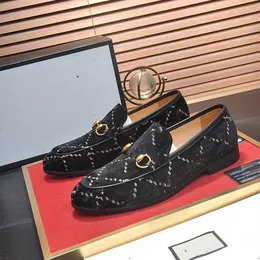28 Model män spegel ansikte oxfords skor lyxig designer formella skor patent läder spetsiga skor glid på affärsklänning gröna mocasiner
