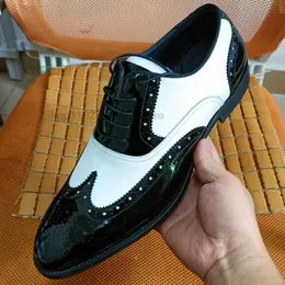 رجال أبيض أسود من الجلد الأصلي wholecut oxfords فستان كلاسيكي أحذية العلامة التجارية الناعمة المصنوعة يدويًا أعمالًا رسمية