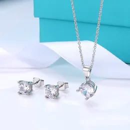 T 홈 고품질 4 클로 4 클로 중공 아웃 다이아몬드 인서트 시뮬레이션 Mossang Diamond Simple Women 's Single Diamond Pendant Necklace Earrings 세트