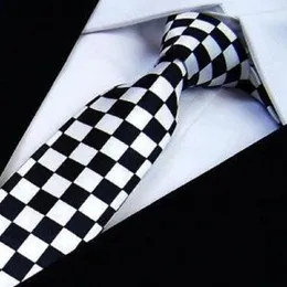 Bow Ties Hooyi 2023 Slim Skinny Tie 남성용 넥타이 폴리 에스테르 격자 무늬 패션 넥타이 검은 흰색 체크 나비 나비