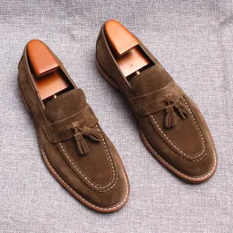 Sapatos de couro genuíno Sapatos artesanais de camurça de luxo masculino masculino tástels pretos de vestido de noiva marrom sapatos casuais