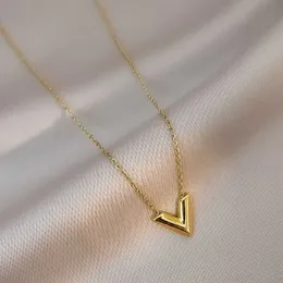 Fashion three-dimensional letter V steel niche design French minimalist temperament collarbone chain personalized pendant necklace