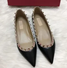 2023New Designer Sandals Flat Heels Rivets Pointed Shoes Shallow Women Real Leather Black Patent Leather Red Wedding Shoes with Dust Bag 34-40