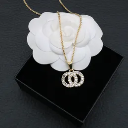 Lyxdesigner brev hänge halsband 18k guldpläterad crysatl pärla strass tröja halsband flickor bröllop fest juveler tillbehör gåva
