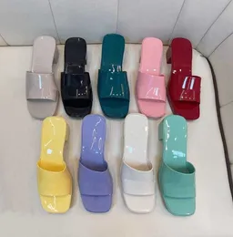 Ny Designer Dammode utomhus Tofflor Tjockbottna Sandaler Chunky Gummi Slides Plattform Alfabet Lady Tofflor Ljust läder Häl Sandalstrosa Strandskor