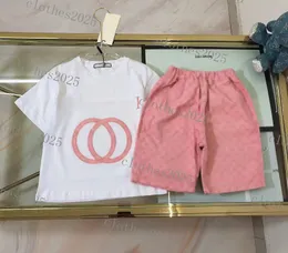 Lüks tasarımcı giyim setleri çocuklar tişört monogramlı kısa moda İngiliz moda markası yaz çocuk hazineleri kızlar pamuk pembe iki parça 23