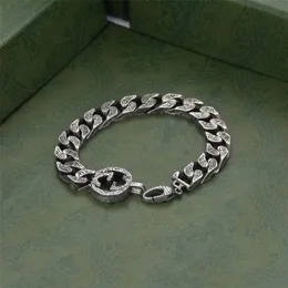 designer de jóias pulseira colar anel antigo pulseira torcida é usado para todos os jogos.