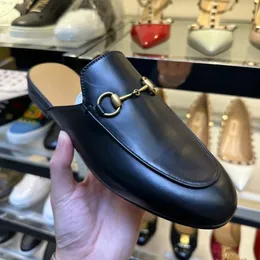 Mules Loafers Erkek Kadın Kadın Düz Terlik% 100 Deri Boyut 34-44 Princetown Otantik Cowhide Tıraş Tepe Yuvarlak Toe Klasik Slaytlar Loafers Mens Baskılı Metal