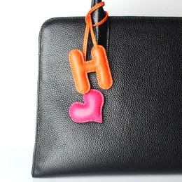 Ключевые кольца M H w милый сердце роскошной подлинная кожаная буква для клавишных писем для автомобильной рюкзаки для подвесной сети женской сумки аксессуары 230531