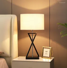 Lampy stołowe Nordic Prosta dekoracja ochrony wzroku Sypialnia Sypialnia salon jadalnia lampa dziewczyna netto czerwona wtyczka radio