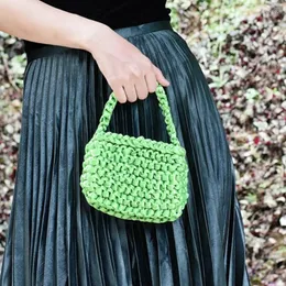 Bolsas de ombro clássicas Lady Hand Feed Satin Knitting Bag Mini tamanho de corda Bola oca Mulheres Europeias