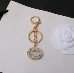 Toptan 18 tarzı anahtarlık marka mektubu tasarımcısı anahtar zinciri lüks araba anahtarlık kadın toka anahtarlıklar kakma kristal unisex çantalar kolye aksesuarları çok renkli