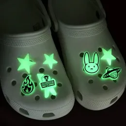 Светящиеся подвески для обуви Bad Bunny Rabbit Planet из ПВХ, серебристая звезда, светящиеся аксессуары для обуви, браслет «сделай сам», Croc Jibz, подарок для ребенка