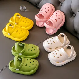 Sıkıcı tıkanma kızlar kızlar yaz çocukları çocuk deliği ayakkabı bebek kapalı terlikleri olmayan plaj sandaletleri Toddler ev bebek 230530