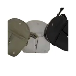 Festiwal torebek LL Outdoor Crossbody mają regulowane torby do jogi.