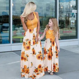 Familjsmatchande kläder Långa kläddräkter ärmlös Mother Daughter Matching Dresses Family Set Sunflower Mommy and Me Clothes Fashion Woman Girls 230530