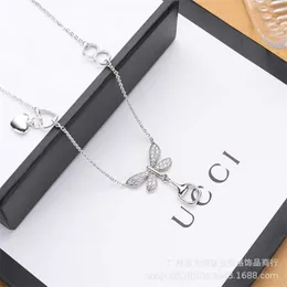 20% de desconto em 2023 Novo designer de joias pulseira colar anel antigo borboleta amor personalidade tendência cheia de fluxo de diamante temperamento suéter feminino pingente de corrente